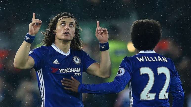 David Luiz se aproxima de seu 17º título em 11 temporadas atuando no continente europeu (Foto: PAUL ELLIS/AFP)