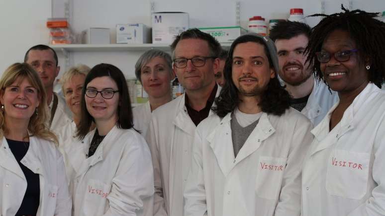 Michael realizou os experimentos com um grupo de pesquisadores