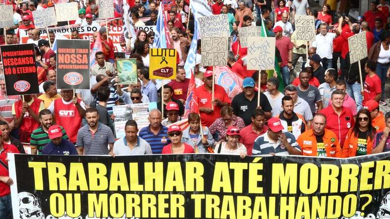 Protesto contra mudanças trabalhistas; legado de reformas é alvo de intenso debate