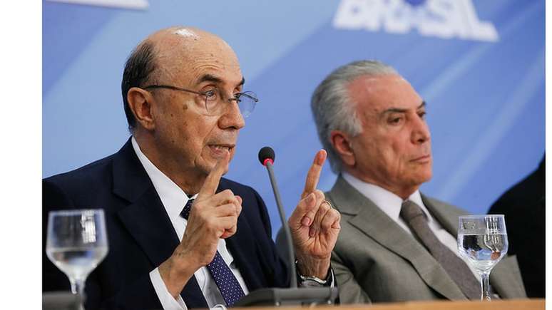 Henrique Meirelles e Michel Temer; mudança de governo completa um ano neste 12 de maio