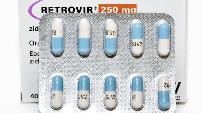 A terapia antirretroviral é uma combinação de três remédios ou mais para impedir a multiplicação do vírus HIV no corpo humano.