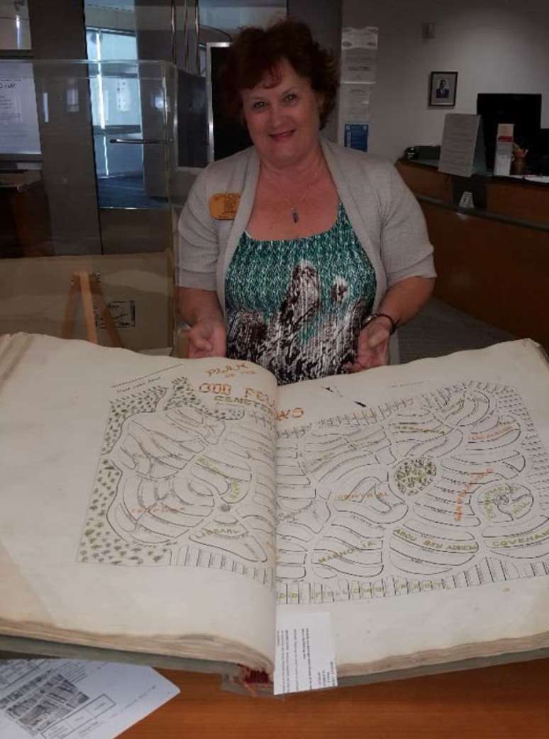 Elissa Davey, chefe da investiga&ccedil;&atilde;o, mostra mapa de cemit&eacute;rio de Odd Fellow