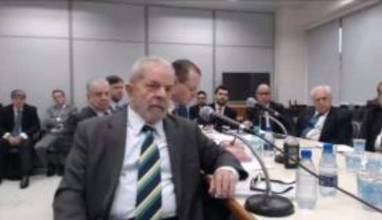 O ex-presidente Luiz Inácio Lula da Silva prestando depoimento ao juiz Sérgio Moro