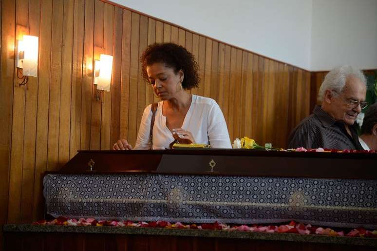 Maria Ceica compareceu ao vel&oacute;rio de Nelson Xavier