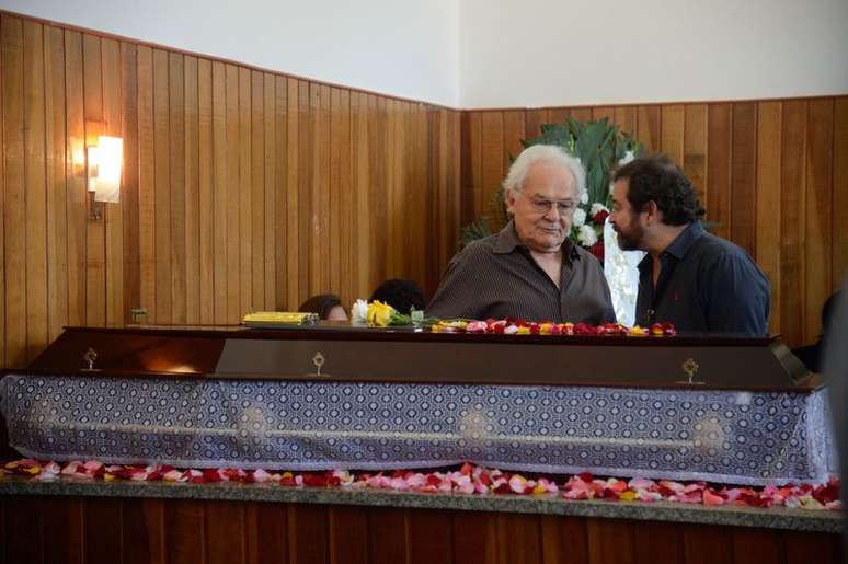 Othon Bastos comparece a atos de despedida do amigo Nelson Xavier, no Rio