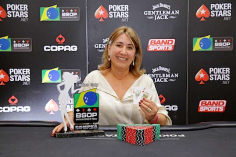 Beth Silva com o troféu de vencedora do evento para as mulheres no BSOP Recife(Divulgação)