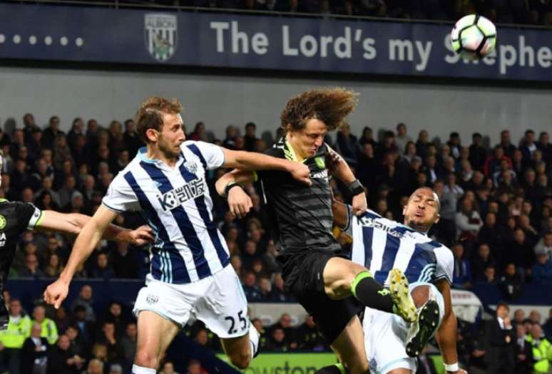 David Luiz foi mais uma vez titular no Chelsea (Foto: Anthony Devlin / AFP)