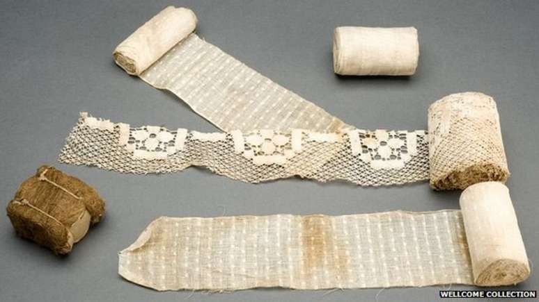 Na 1&ordf; Guerra Mundial, foram produzidas ataduras de diversos materiais, mas as de esfagno (abaixo &agrave; esquerda), eram consideradas as mais eficazes