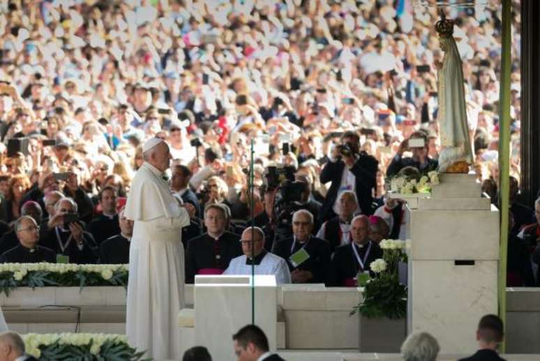 Papa Francisco participa no Santuário de Fátima, em Portugal, para celebrar o centenário das aparições da Virgem Maria no local 