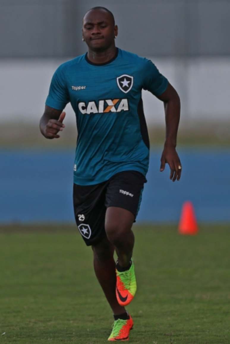 Sassá participa de treino do Botafogo