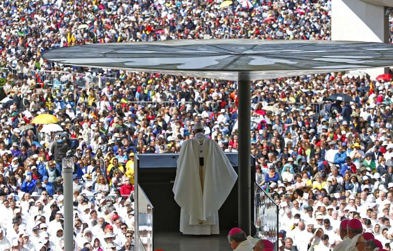 Papa Francisco celebra missa no Santuário de Fátima, em Portugal, onde foram canonizados os irmãos pastorinhos.