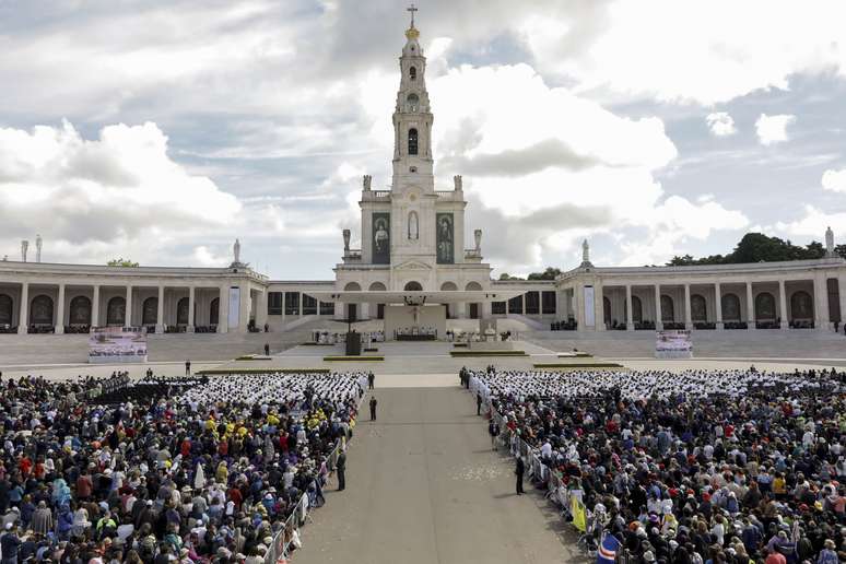 Papa Francisco celebra missa no Santuário de Fátima, em Portugal, onde foram canonizados os irmãos pastorinhos.