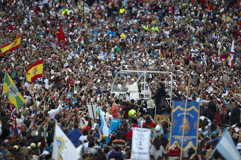 Papa Francisco passa por multidão de fiéis em Fátima dentro do papamóvel.