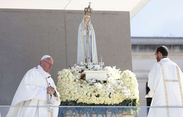Papa Francisco celebra missa no Santuário de Fátima, em Portugal, onde foram canonizados os irmãos pastorinhos.