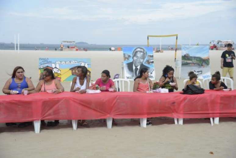 Moradores de comunidades participam de almoço pelo Dia das Mães nas areias da praia de Copacabana como forma protesto contra a insegurança nas comunidades onde vivem 