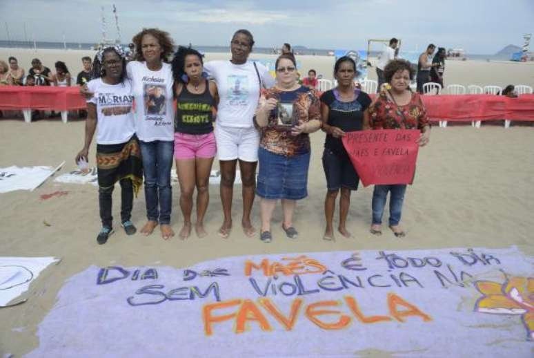 Para as participantes do protesto, “presente das mães é favela sem violência”