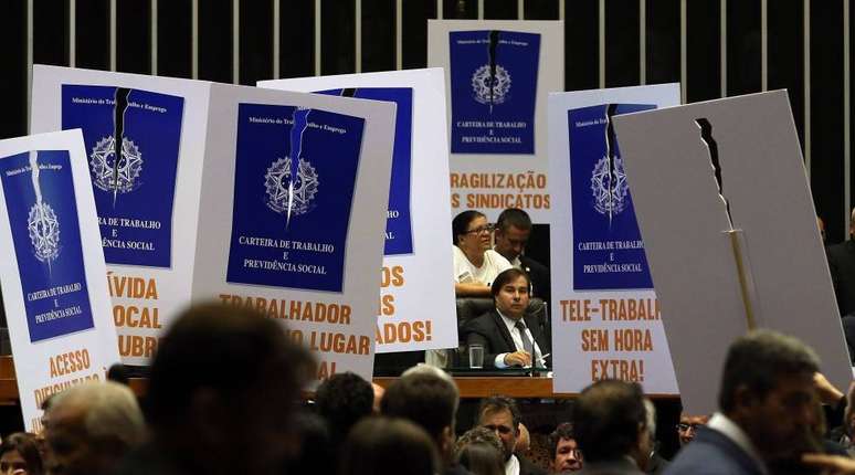 Reforma trabalhista provocou polêmica e protestos em pleno Congresso