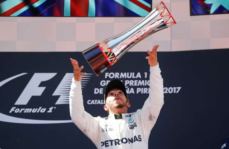 Lewis Hamilton levanta o troféu de campão do GP da Espanha, em Barcelona.