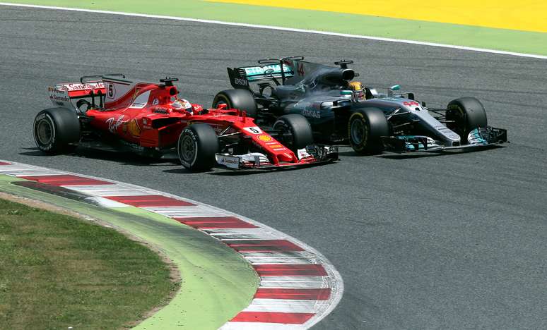 Lewis Hamilton e Sebastian Vettel protagonizaram boa disputa em Barcelona