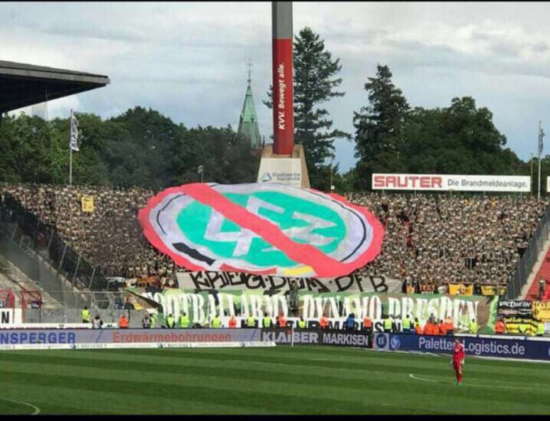 Torcida do Dynamo Dresden protestando (Foto: Reprodução / Twitter)
