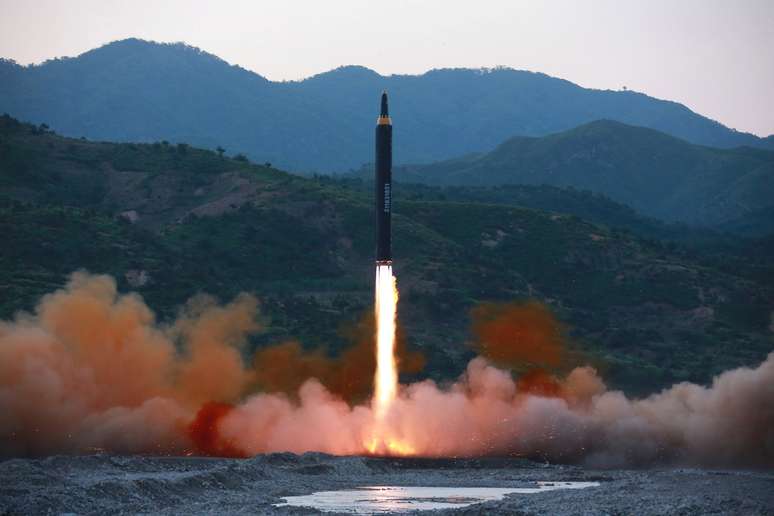 Teste de lançamento do míssil Hwasong 12, capaz de levar uma ogiva nuclear "de grande tamanho"