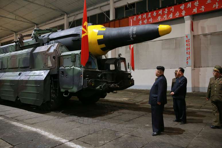 Kim Jong-un esteve presente no teste de lançamento do míssil Hwasong 12, capaz de levar uma ogiva nuclear "de grande tamanho"