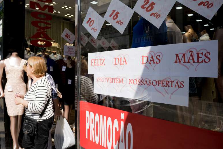 Movimentação na Rua José Paulino, tradicional centro de comércio de vestuário feminino, no bairro do Bom Retiro, em São Paulo (SP).