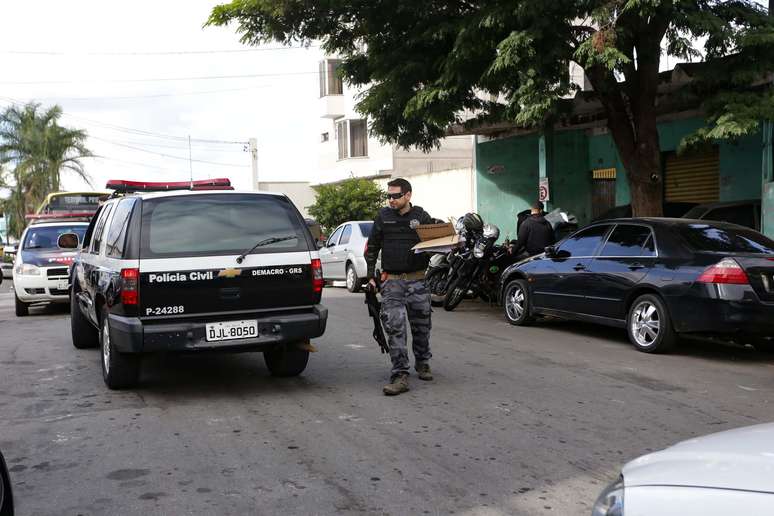 Movimentação no 4º Distrito Policial (Demacro) em Guarulhos (SP), durante operação nomeada de Inconfidência Mineira, deflagrada na manhã desta segunda-feira (15).