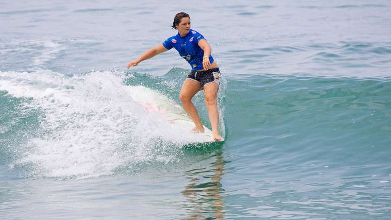 Bianca Valenti, surfando na praia francesa de Biarritz, France, em 2006 - e com ondas bem menos assustadoras