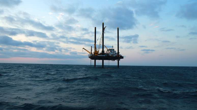 Plataforma de perfuração no Golfo do México que coleta amostras de rochas para pesquisa