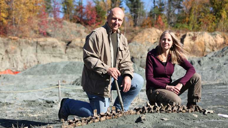 Alice Roberts visitou uma pedreira de Nova Jérsei, nos EUA, com o paleontologista Ken Lacovara