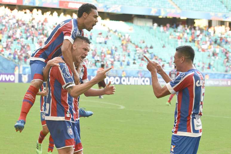 Jogadores do Bahia comemoram gol marcado por Tiago na estreia do Brasileiro