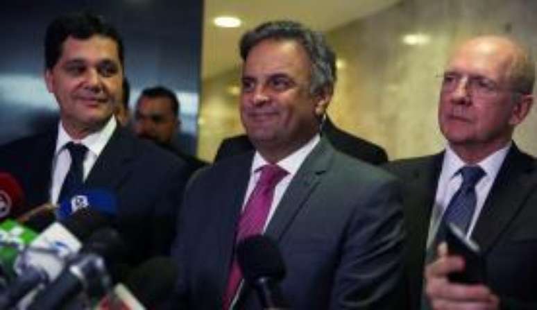 Senador Aécio Neves fala à imprensa, no Palácio do Planalto, após encontro com o presidente Michel Temer 