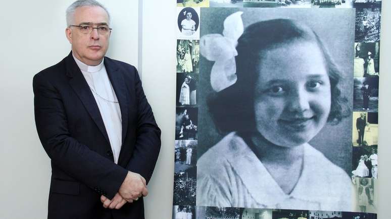 Dom Roberto Lopes ao lado de imagem de Odetinha; menina atrai devo&ccedil;&atilde;o de cat&oacute;licos do Rio e Estados vizinhos