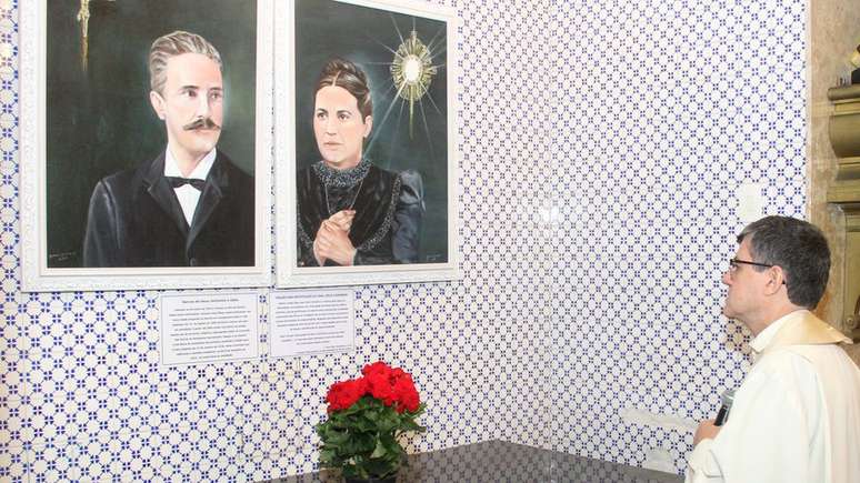 P&aacute;roco Jo&atilde;o Geraldo Bellocchio diante de fotos do casal Z&eacute;lia e Jer&ocirc;nimo Magalh&atilde;es; ideias e atitudes humanistas at&iacute;picas para &eacute;poca motivaram pedido de canoniza&ccedil;&atilde;o