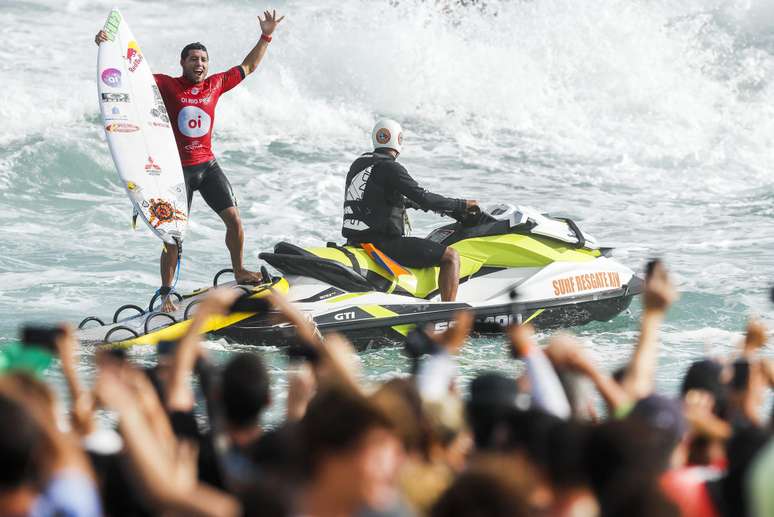 Adriano de Souza, o 'Mineirinho', celebra a vitória na final do Rio Pro