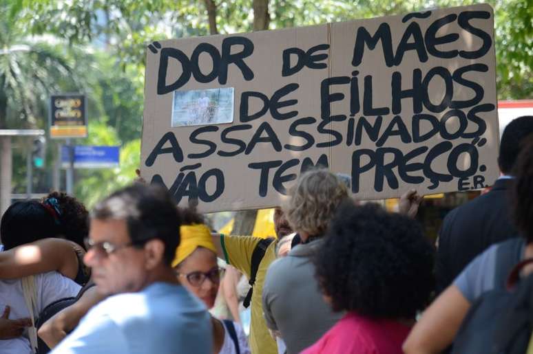 Parentes de cinco jovens mortos há um ano pela violência policial, em Costa Barros, pedem a punição dos culpados, em frente ao TJRJ.
