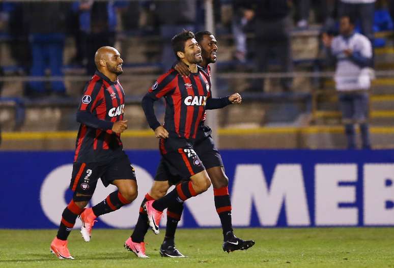 Eduardo Da Silva (centro) comemora seu gol