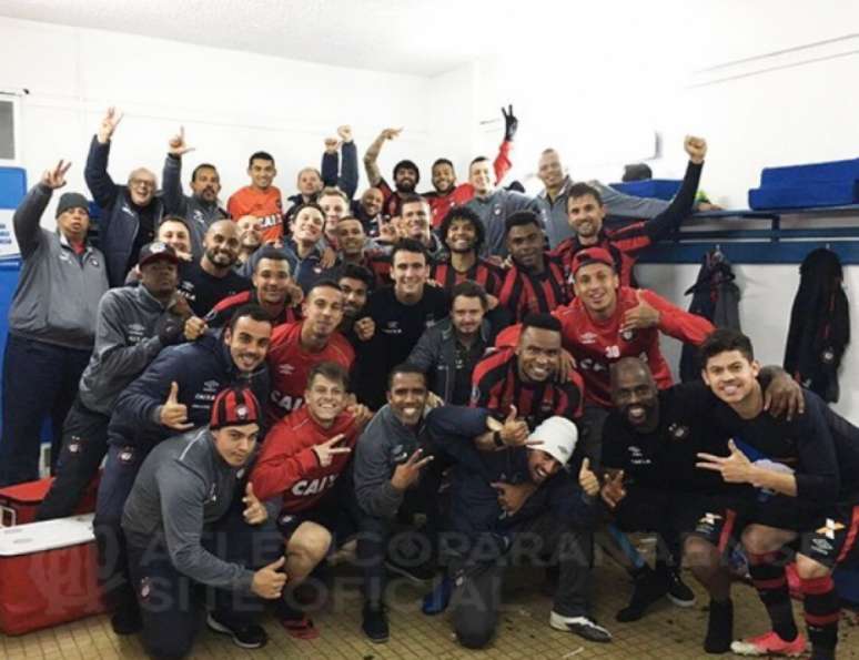 Elenco e comissão técnica posam para foto comemorativa da classificação, no vestiário, em Santiago-CHI. (Marco Oliveira/Atlético-PR)