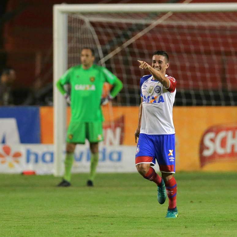 Juninho comemora seu gol 