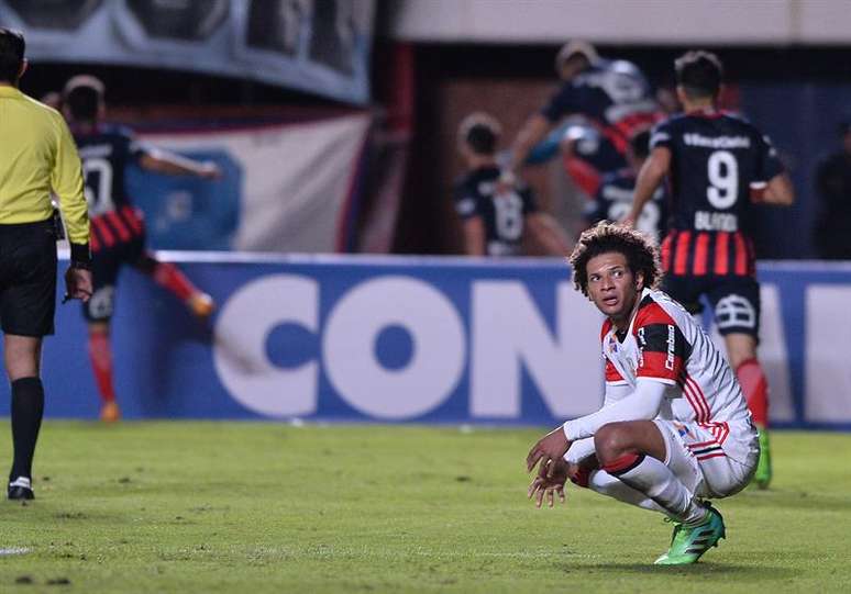 Willian Arão lamenta após o Flamengo sofrer o gol da virada do San Lorenzo