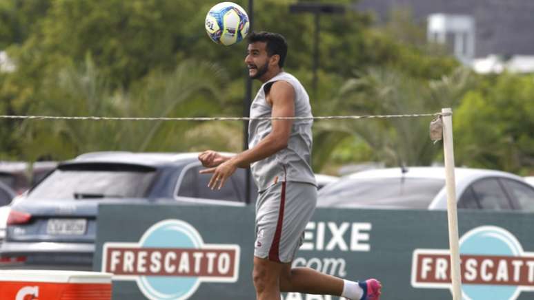 Com boa estatura, Dourado ajuda a defesa nas bolas aéreas (Foto: Nelson Perez/Fluminense F.C.)