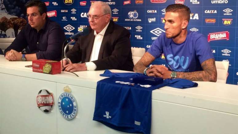 Apresentado na última quinta, atacante já pode estrear com a camisa do Cruzeiro (Foto: Reprodução/Twitter)