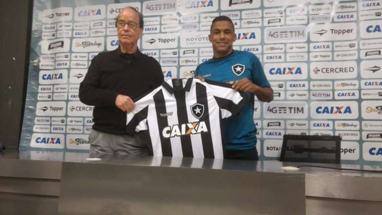 Arnaldo recebendo a camisa de Antônio Lopes durante a apresentação (Foto: Vinícius Britto/LANCE!)