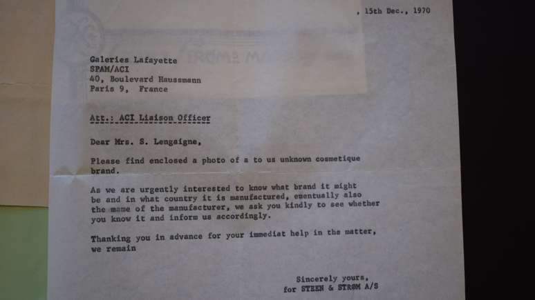 Carta da pol&iacute;cia norueguesa &agrave; Galeries Lafayette, em Paris