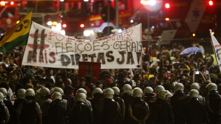 Apesar de pressão de protestos, cientista político acha difícil a realização de eleições diretas