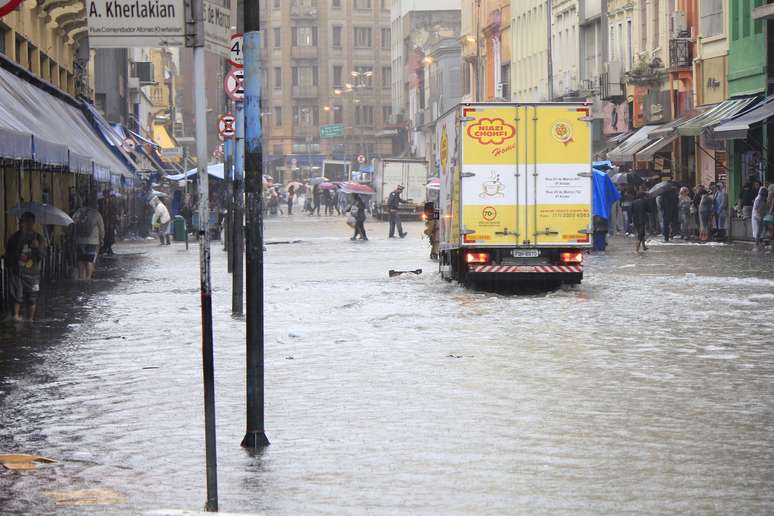 Alagamento na região da rua 25 de Março, no centro de SP