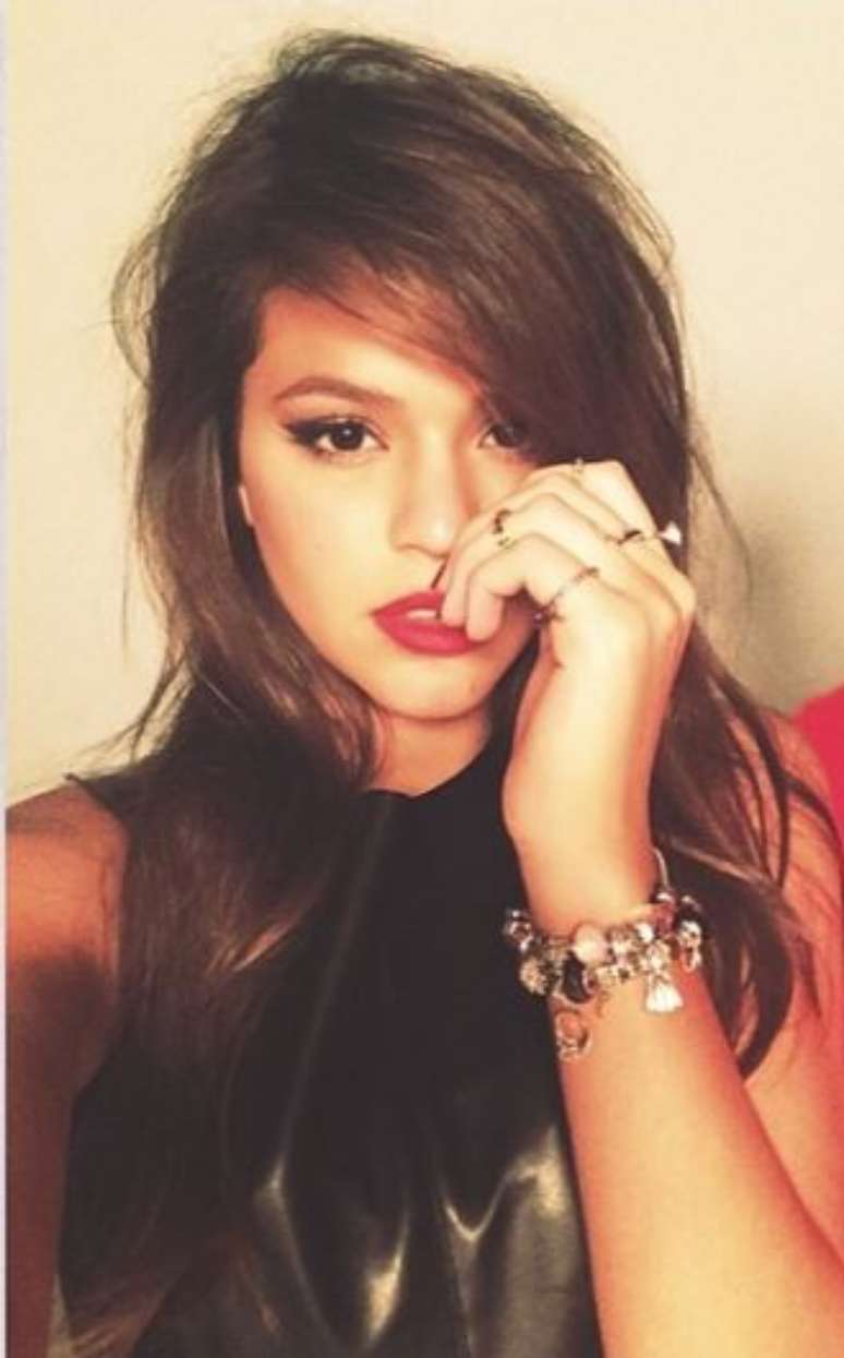 Uma franja sempre d&aacute; um up no visual 