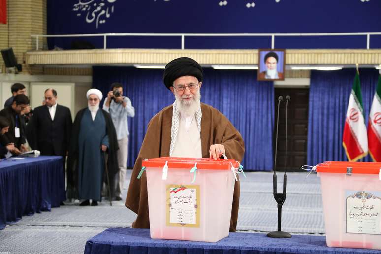 Líder supremo aiatolá, Ali Khamenei, vota assim que as urnas abrem 