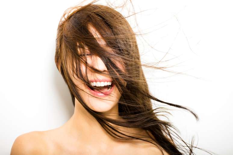 Cabelo saudável precisa ser cuidado da raiz às pontas